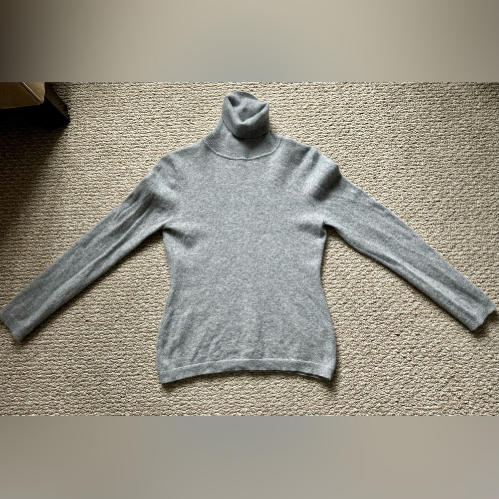 Garnet Hill Women’s Gray Cashmere Turtleneck Sweater